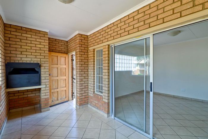 Montana Apartment To Rent: 2 beds, garage, security, braai area, internet included.