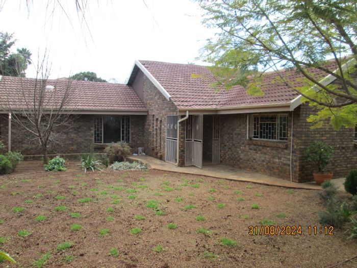 House for Sale in Karenpark: Indoor pool, flat, braai area, solar system.