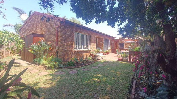 Die Hoewes Townhouse For Sale: 2 beds, garden, braai, pet-friendly, negotiable price.