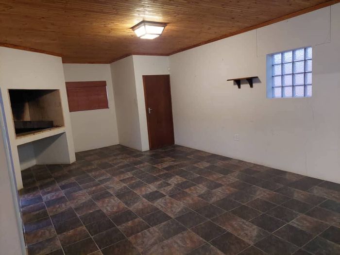 For Sale: Spacious 5-bedroom house in Meersig with double garage and backyard flat.