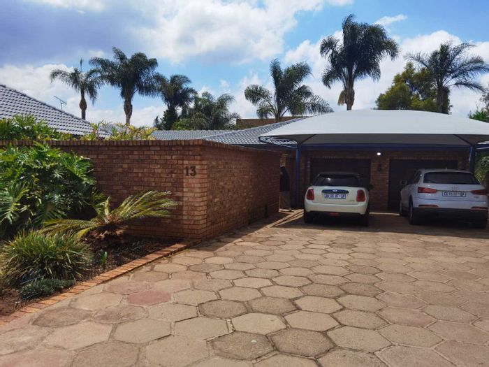 For Sale: Glen Marais House with 4 Bedrooms, Entertainment Area, and Secure Estate.