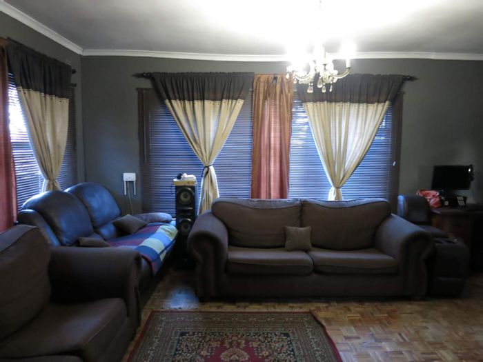 Rosedale House To Rent: 3 Bedrooms, built-in braai, parking, security cameras.
