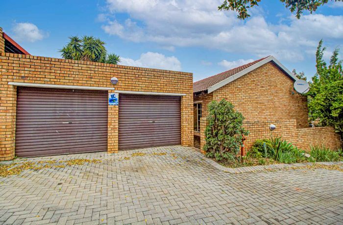 Wilgeheuwel Townhouse For Sale: 2 beds, double garage, garden, near amenities.