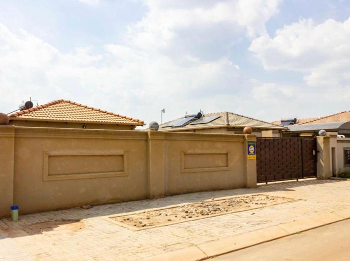 For Sale: House in Dawn Park with 3 bedrooms, fitted kitchen, and expansive yard.