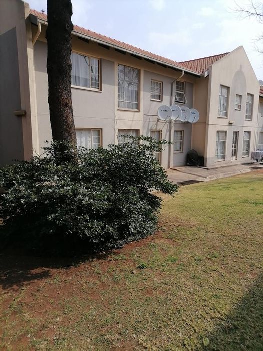 Die Hoewes Apartment To Rent: 2-bedroom, near shopping and Gautrain, no pets.