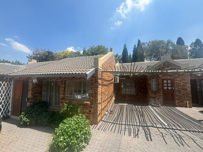 Garsfontein Office To Rent: 4-5 private offices, reception, kitchen, 100m² space.
