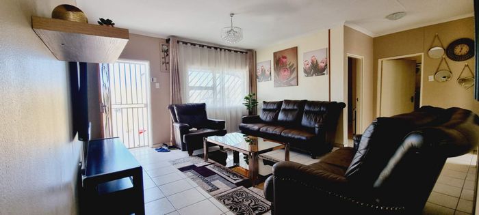 Khomasdal Townhouse For Sale: 2 beds, 2 baths, garage, courtyard, low levies.