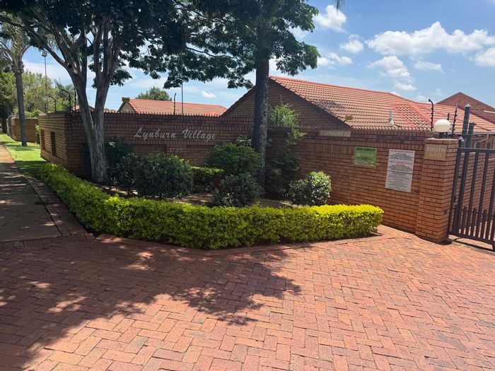 Lynnwood Manor Townhouse To Rent: 5 bedrooms, private garden, garage, pre-paid electricity.