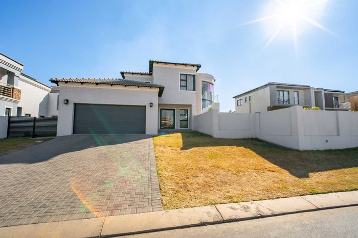For Sale: House in Blue Valley Golf Estate with 4 bedrooms, staff quarters, and golf access.