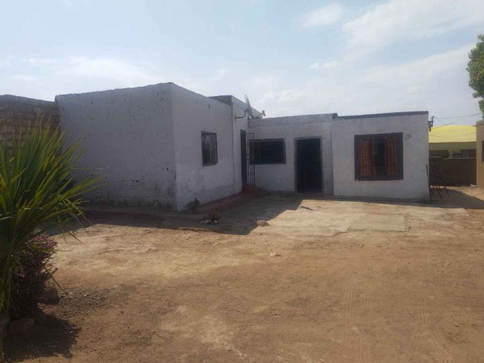 Versatile House For Sale in Mabopane: 5 Bedrooms, Spaza Shop Income, Staff Quarters.