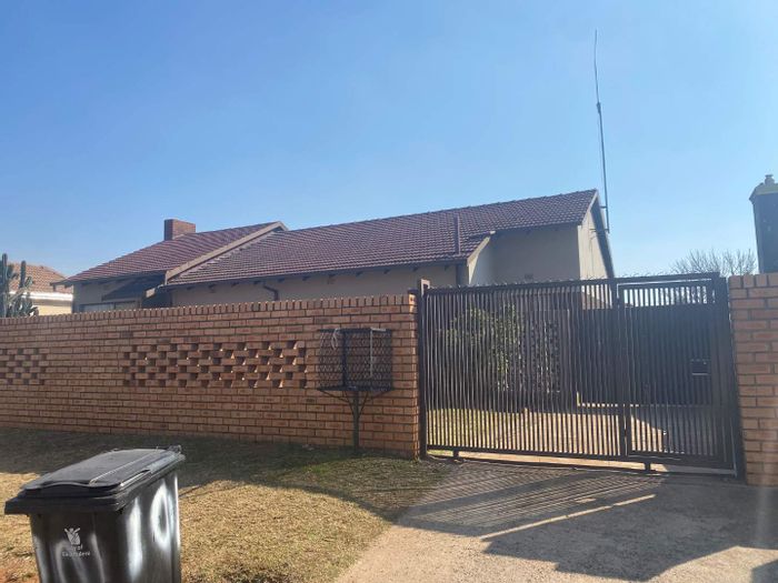 Property #2165667, House for sale in Roodekop