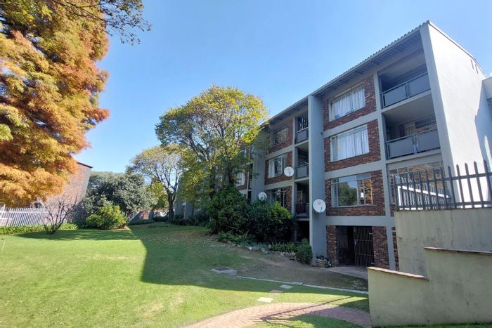 Bordeaux Apartment For Sale: Spacious, secure, with pool and versatile enclosed patio.