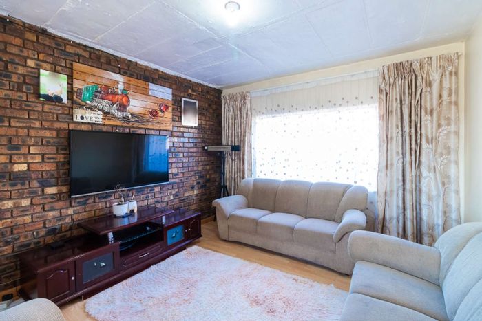 For Sale: Spacious Bakerton house with 7 bedrooms, 2 flatlets, and ample parking.