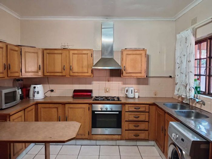 For Sale: House in Westdene with 3 beds, flatlet, and ample parking.