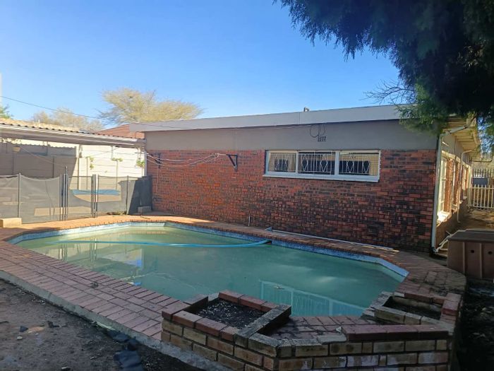 Greymont House For Sale: Pool, garage, garden, and flexible guest suite.