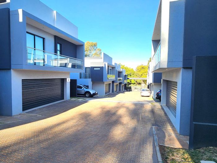 Property #2262237, Townhouse for sale in Bryanston