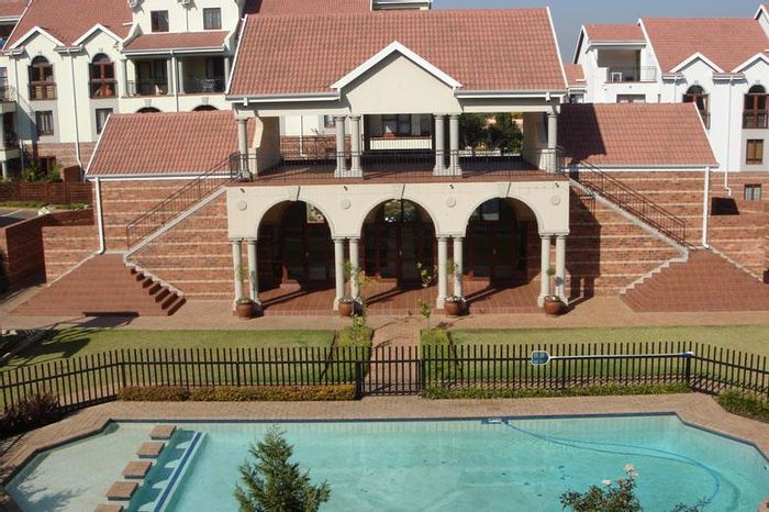 Bryanston Apartment To Rent: 1 bed, pool, security, patio, near amenities.