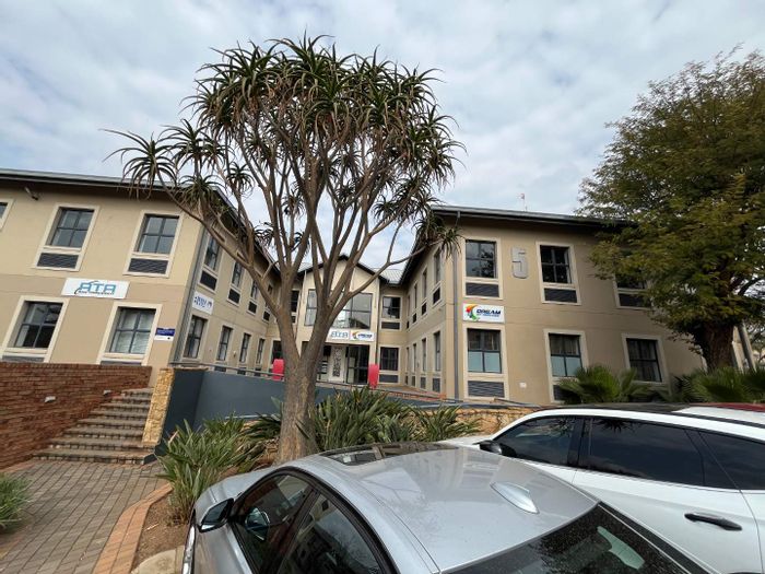 Meyersdal Office To Rent: 137m², private offices, kitchen, boardroom, 24-hour security.