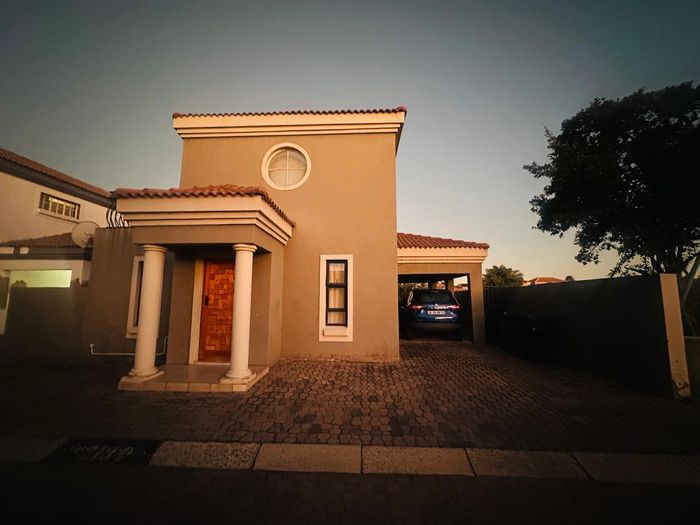 Spacious townhouse in Brakpan North for sale, featuring dining room and garden.