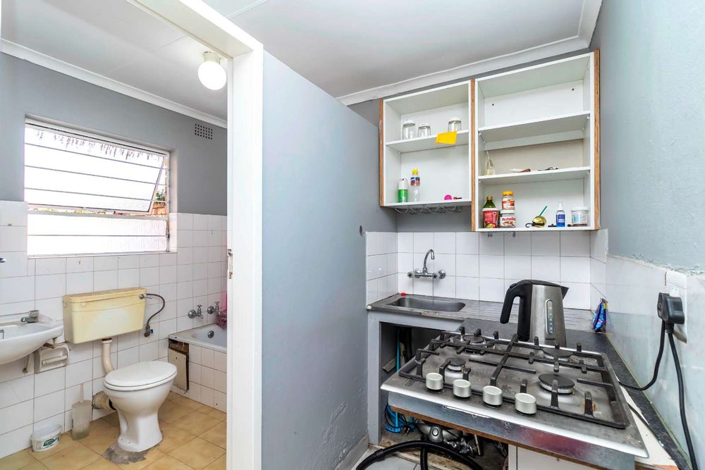 Flatlet kitchenette and bathroom