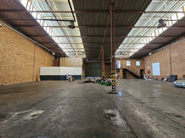 Industrial Warehouse To Rent in Meadowdale: 700.99sqm, 3Phase Power, Office Space.