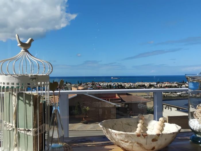 For Sale: House in Hartenbos Heuwels with ocean views, pool, and flatlet.