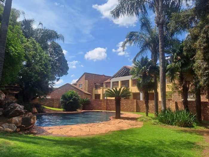 Die Hoewes Apartment For Sale: 2 Bedrooms, 24-hour security, communal pool access.