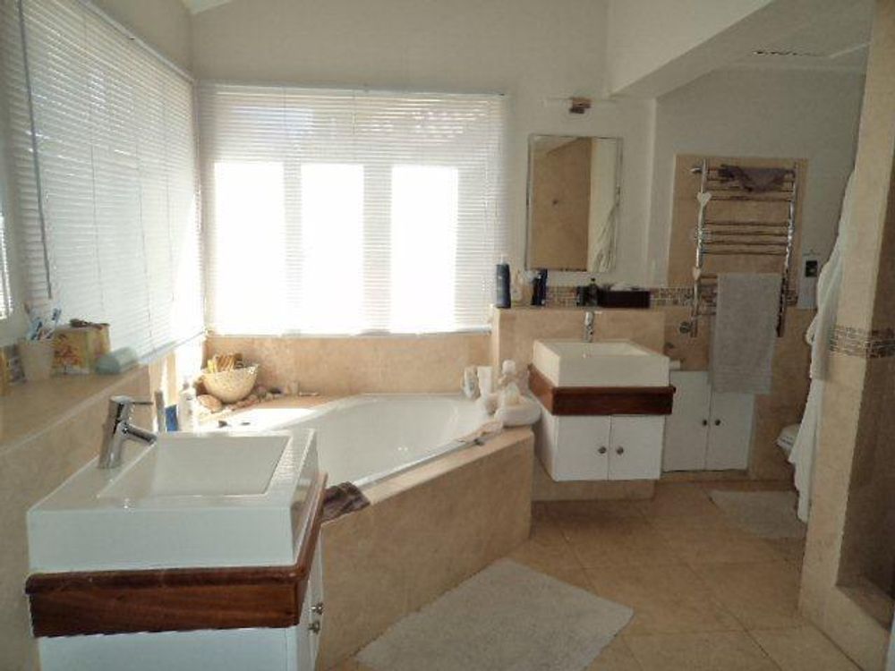 Main bedroom bathroom