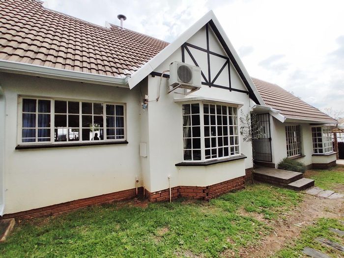 Randpark House To Rent: 3 bedrooms, large garden, pet-friendly, secure area.
