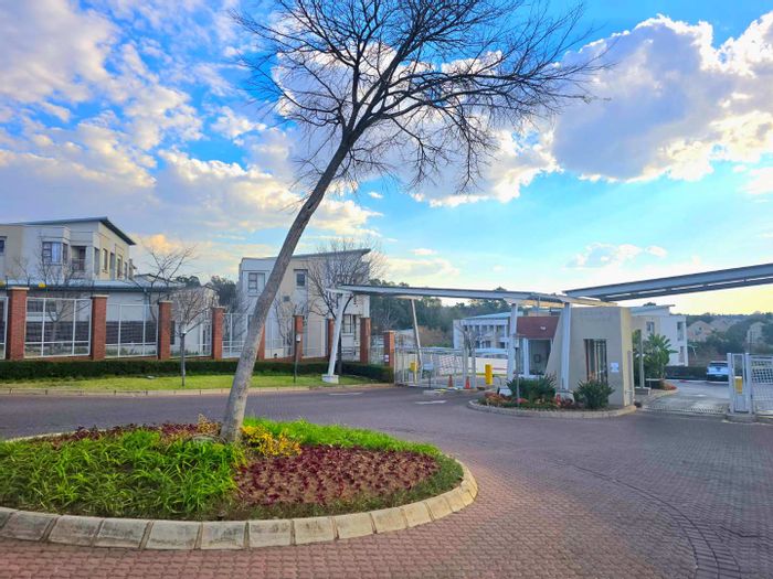 2-Bedroom Apartment To Rent in Paulshof with pool, clubhouse, and nearby amenities.
