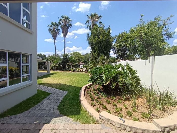 Cluster to Rent in Magaliessig: 3 ensuite bedrooms, private garden, secure parking.