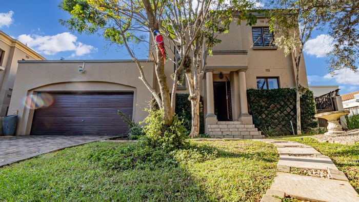 Douglasdale House To Rent: 3 bedrooms, pool, garden, pet-friendly, entertainment space.