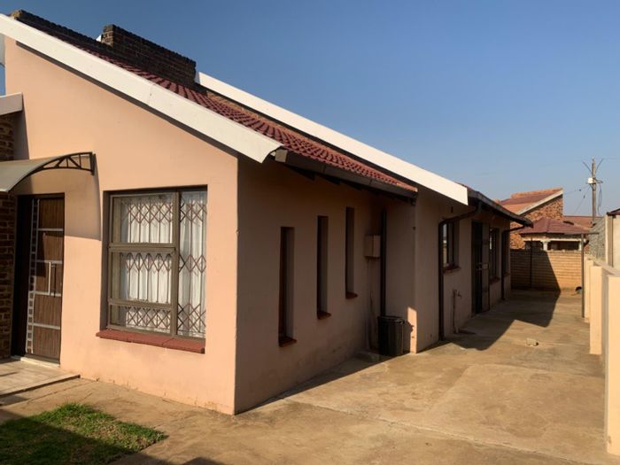 Beverley Hills 2 Houses for sale