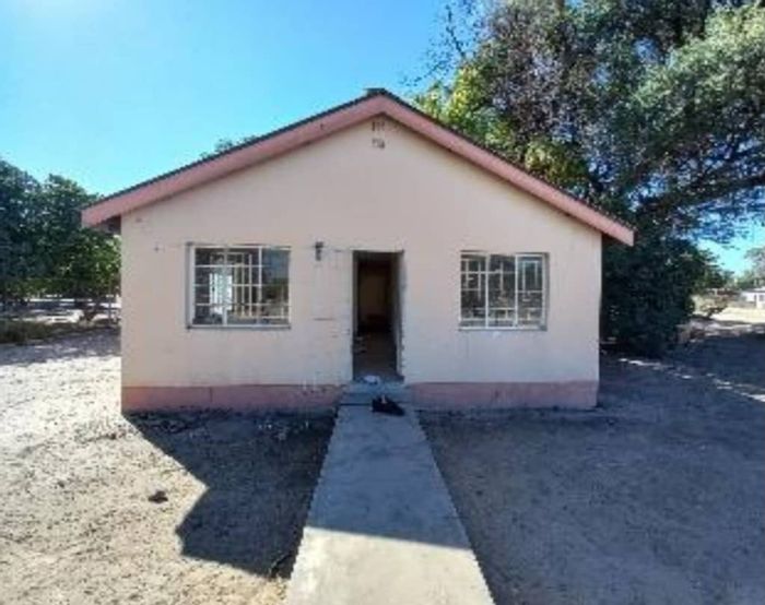 House for Sale in Katima Mulilo Central: 3 Bedrooms, Spacious Yard, Renovation Opportunity.