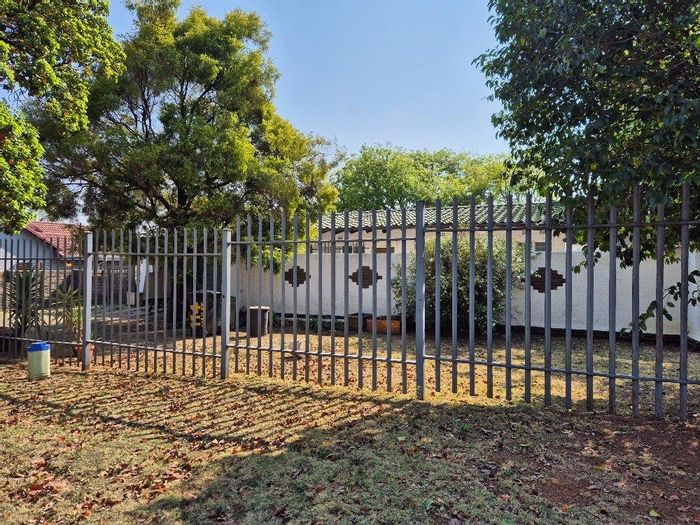 Boksburg South House For Sale: 3 Bedrooms, Pool, Study, Double Carport, Great Location.