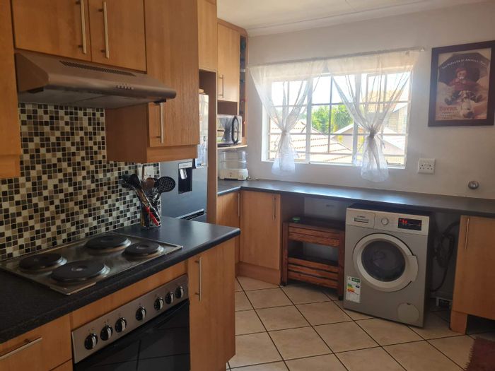 Eldoraigne Townhouse For Sale: 2 beds, study, private garden, double garages.