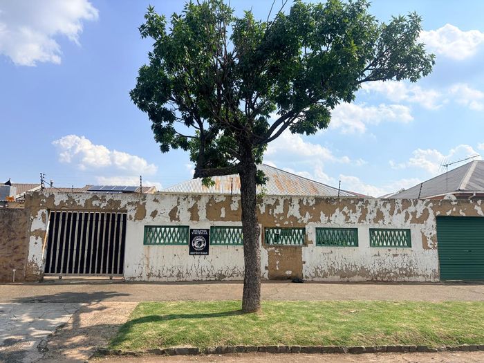 Spacious Kenilworth house for sale with pool, double garage, and versatile outdoor rooms.