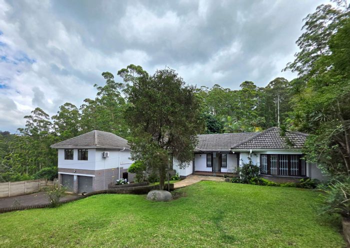 Kloof Central House For Sale: 4 beds, pool, flatlet, double garage, spacious living.