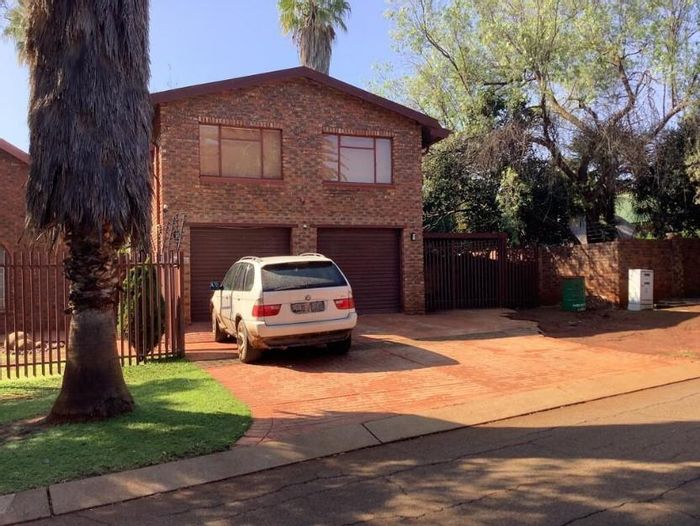 Modern 3-Bedroom House to Rent in Eldoraigne with Indoor Pool and Entertainment Areas!