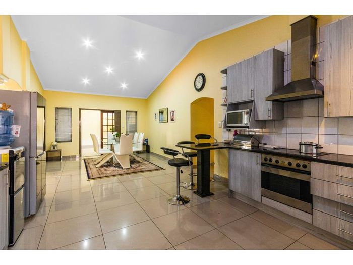 For Sale: House in Moreleta Park with 5 bedrooms, garden, and 24hr security.
