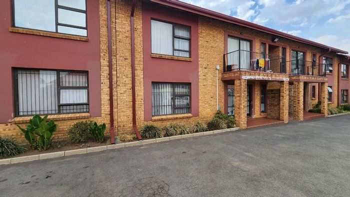 Brackendowns Townhouse For Sale: Private garden, carport, spacious lounge, and modern kitchen.