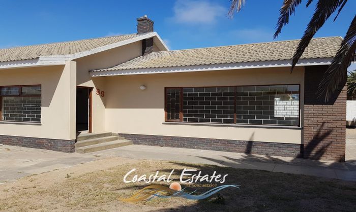 Kramersdorf House For Sale: Spacious living, separate flat, double garage, and yard.