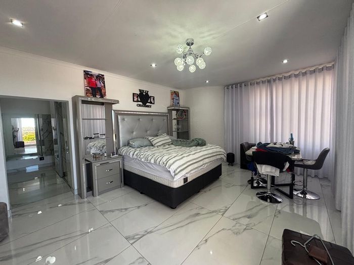 For Sale: House in Kleine Kuppe with en-suite bedrooms, heated pool, and security.