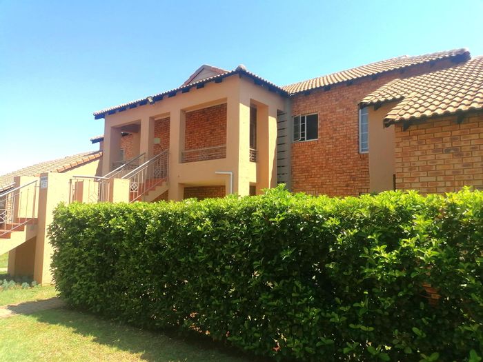 Equestria Townhouse For Sale: Balcony, pool, squash courts, clubhouse, ideal investment.