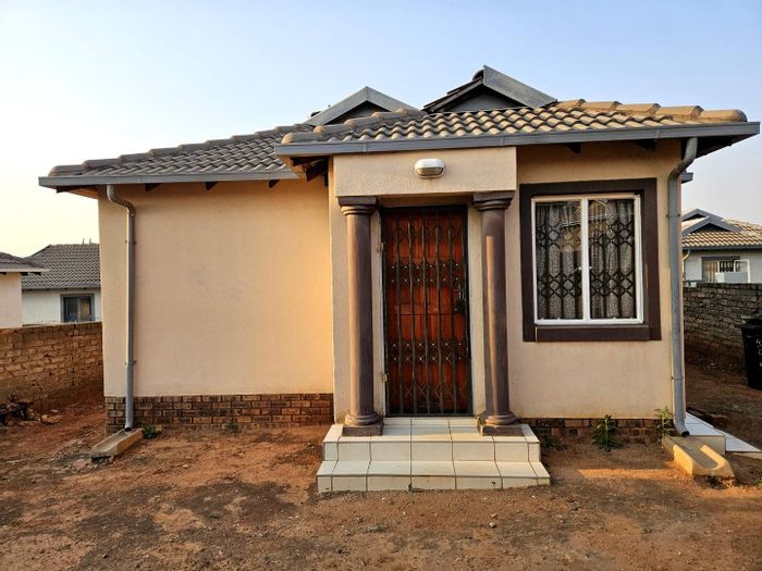 3-Bedroom House For Sale in Amandasig with solar geyser and secure area.