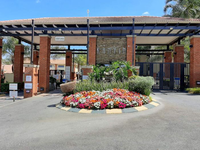 Charming Sunninghill Apartment For Sale: Access to Clubhouse, Pool, and Security!