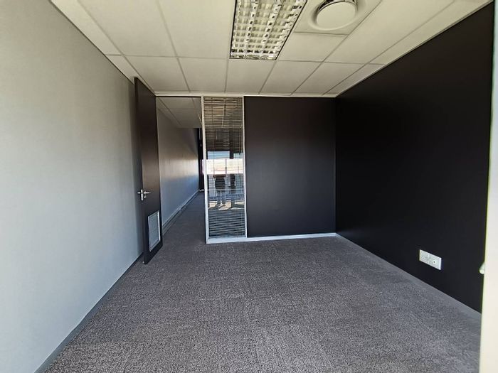 Office to Rent in Umgeni: 157.86m², reception, kitchenette, secure parking available.