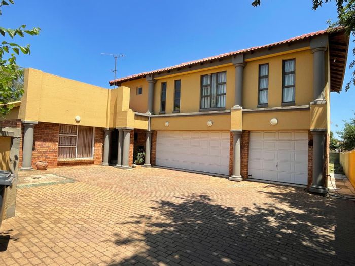 Sonneveld House For Sale: 4 bedrooms, pool, braai area, 3 garages.