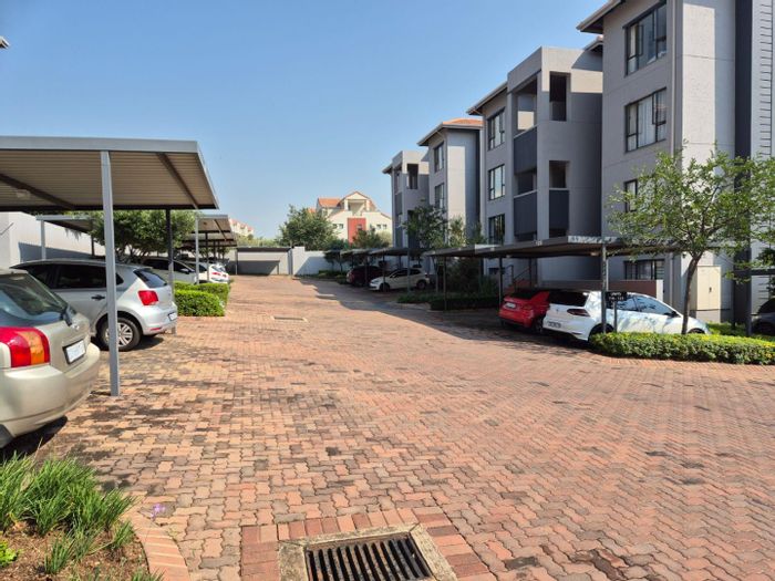 Lonehill Apartment To Rent: Includes appliances, balcony, pool, gym, and secure parking.
