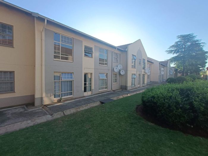Die Hoewes Apartment For Sale: 2 Bedrooms, pool, play area, prepaid electricity.